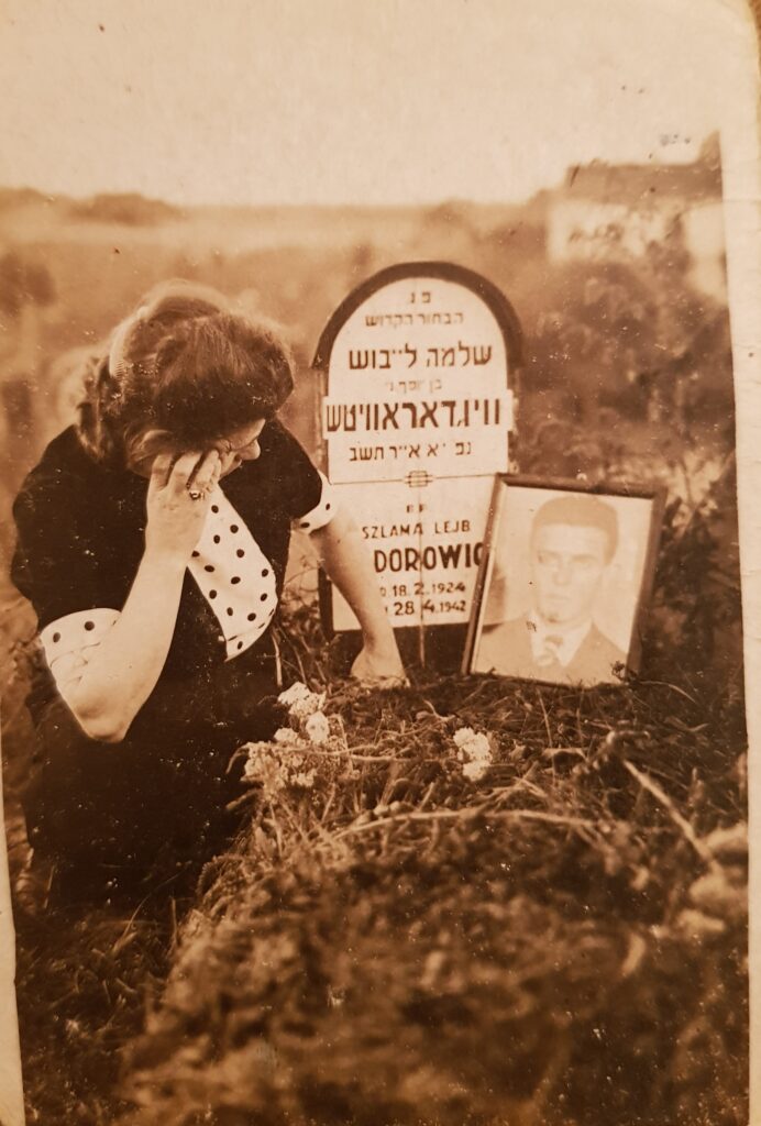 Mala mourning at Shlomo's grave