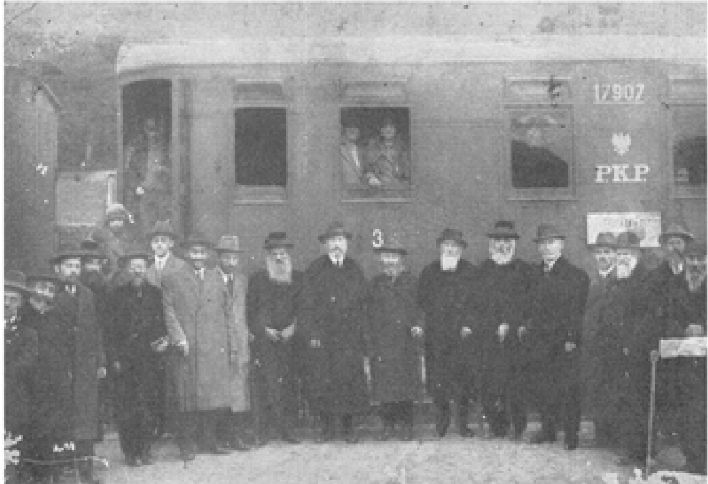 A group of Ostrowiec Jews waiting at the train station for the Kuzmir Rebbe. Among them are Kiva Rasset, Henoch Rosenman, Shulman and Lipa Baumstein. (Source: Pg. 100 Argentina Ostrowiec Yizkor Book of 1949)

