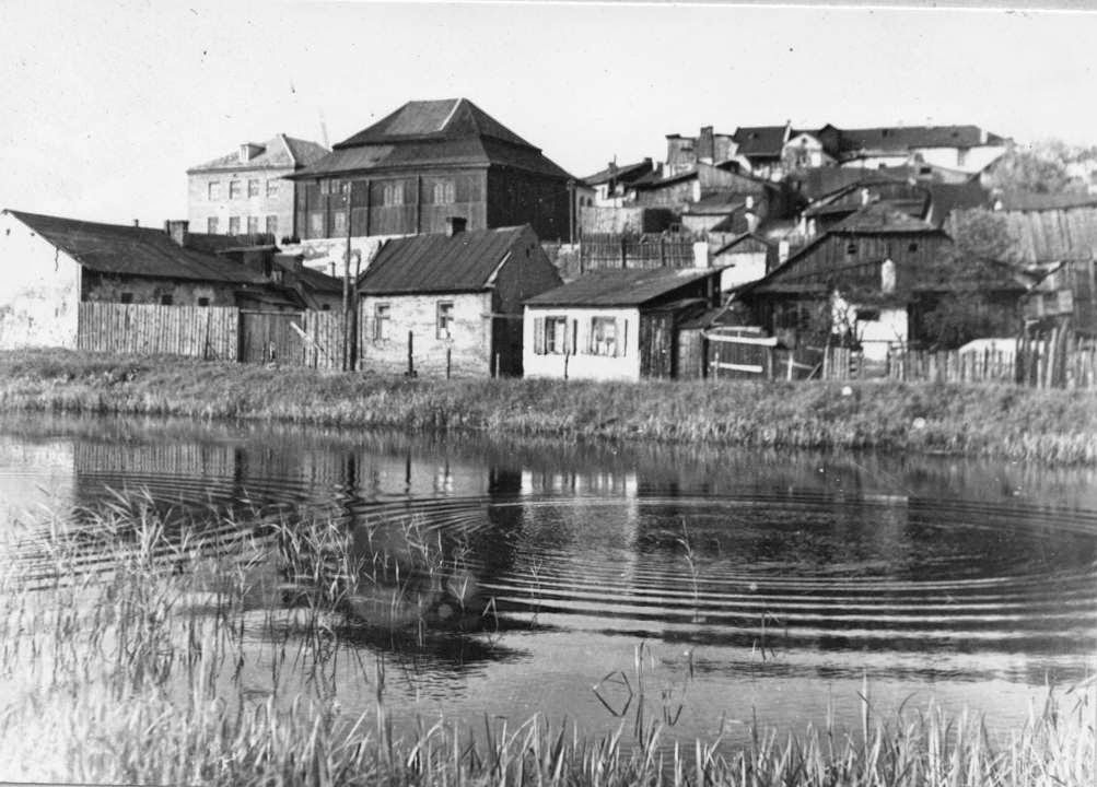View of the synagogue from the side of the ponds
