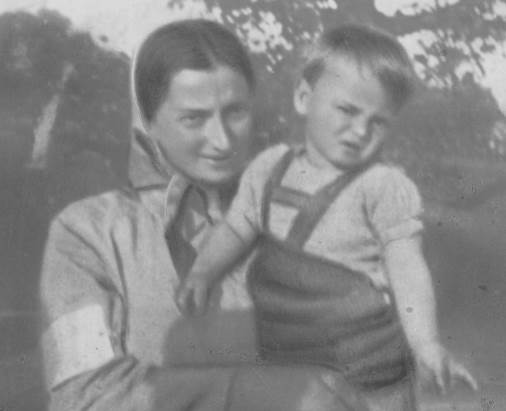 Sara Leah (Krajndels) Gryner holding her son Favel before being sent to Treblinka