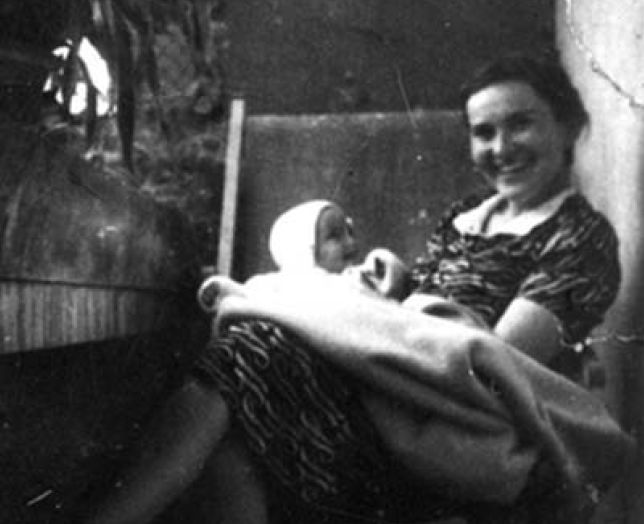 Janina and her baby -Photo: Article of:Ewa Teleżyńska - Po drugiej stronie bramy/ Zagładą Żydów V7 