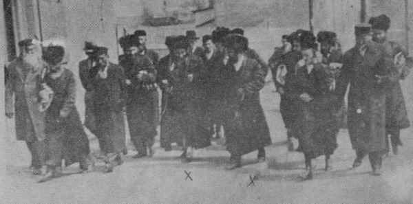 Rabin Ostrowca i jego zwolennicy na ulicach miasta
