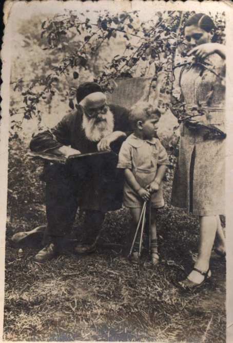 Rabbi Moshe Fridental with his daughter and his grandson 15-06-1942