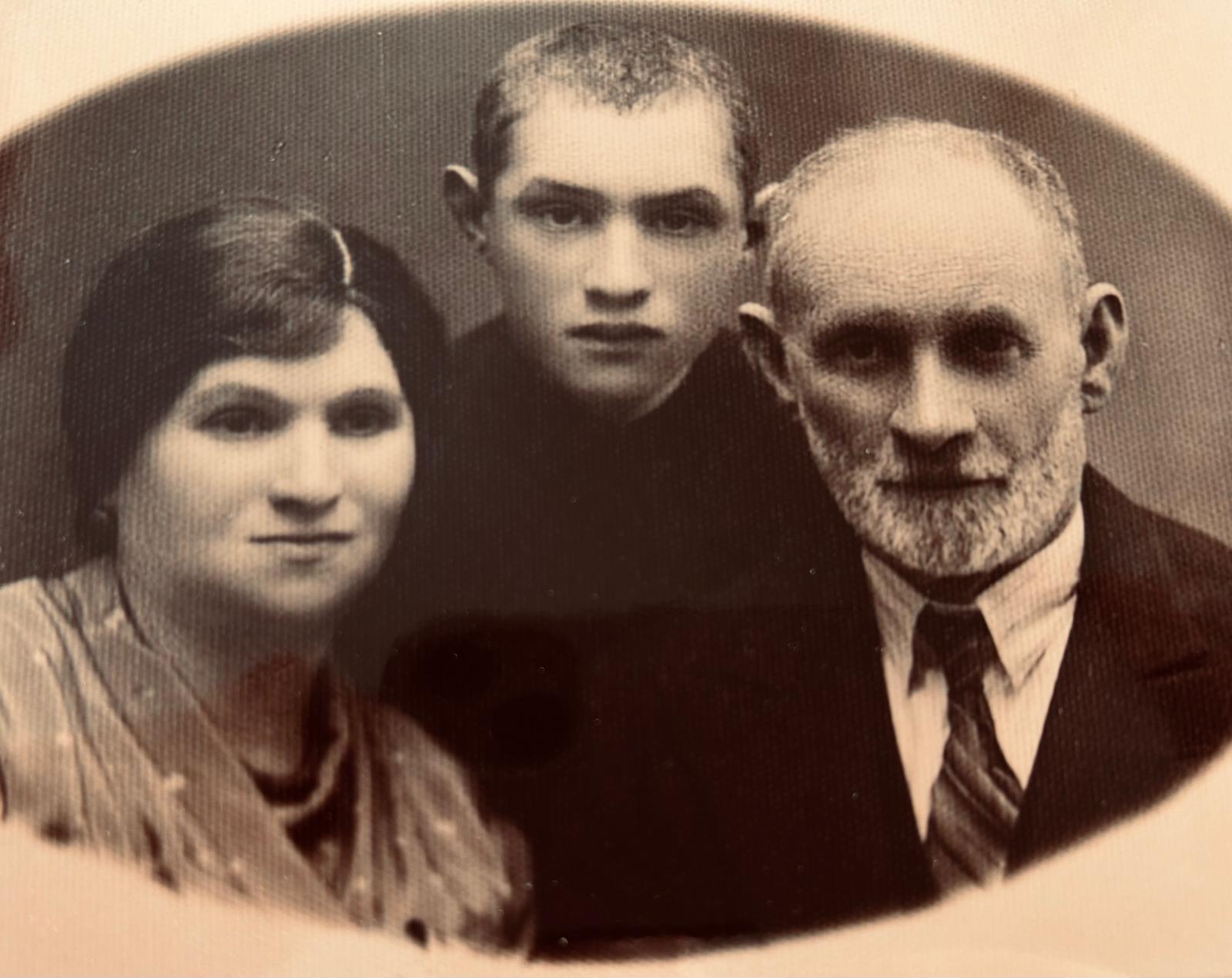 Rose Debora, Moshe and Jerychem  Kerbel -before leaving Poland -circa 1933